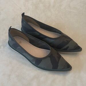 Louise et Cie Washable Knit Pointed Toe Camouflage Ballet Flats, sz 8.5